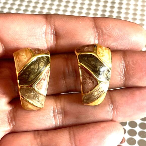 Vintage Gold Tone Beige Enamel Earrings Heavy Sturdy Clip On B#18 - Picture 2 of 10